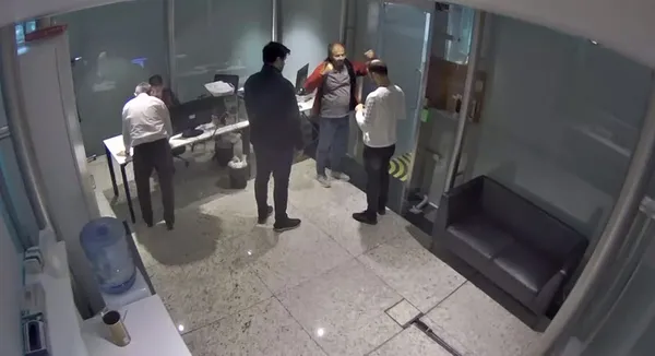 son-dakika-feto-firarisi-eski-doktor-ihrac-bashekim-bulent-h-istanbul-havalimaninda-yakalandi-1665046310614.jpg SON DAKİKA: FETÖ firarisi eski doktor ihraç başhekim Bülent H. İstanbul Havalimanı'nda yakalandı-4