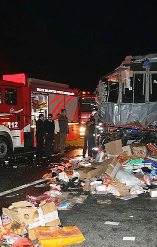 Düzce'de katliam gibi kaza! 2 ölü, 35 yaralı!