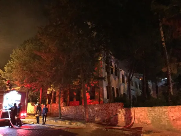 Denizli'nin Çal ilçesinde tarihi okul cayır cayır yandı!-2