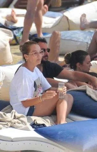 Bengü havuz başında dinlendi