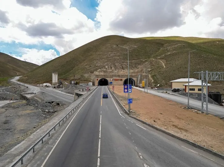 1782211749020.jpeg Hakkari'de ulaşım çağı! Terörün bittiği bölgeye 45 milyar liralık yatırım | Tünel ve köprüler hizmete açıldı-6