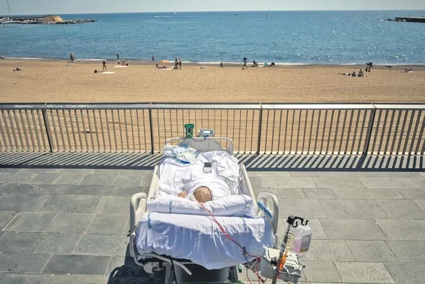 ispanyada-corona-plaji-entube-hastalara-gunes-ve-deniz-havasi-aldirdilar-1599521979967.jpeg İspanya'da 'corona' plajı! Entübe hastalara güneş ve deniz havası aldırdılar-1