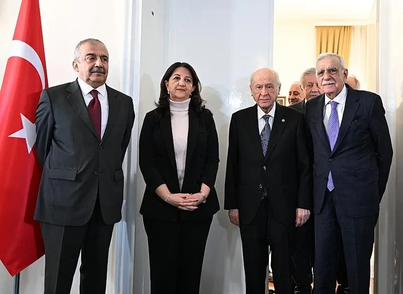 MHP Genel Başkanı Devlet Bahçeli, DEM Parti heyetiyle görüştü. Bahçeli'nin Meclis'teki makamında gerçekleşen görüşmeye, DEM Parti Van Milletvekili Pervin Buldan ve İstanbul Milletvekili Sırrı Süreyya Önder ile İçişleri Bakanlığınca Mardin Büyükşehir Belediye Başkanlığı görevinden uzaklaştırılan DEM Parti'li Ahmet Türk katıldı. (AA/2 Ocak 2025)