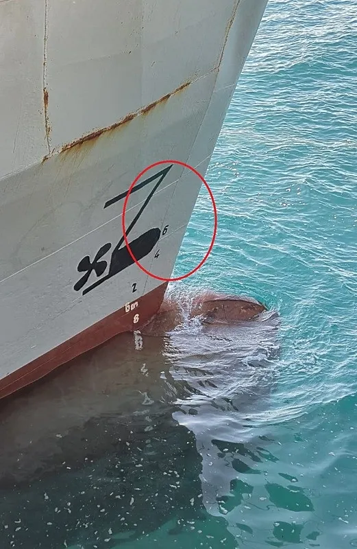 halit-yukayin-parcalanmis-teknesi-kiyiya-vurdu-parcalar-guvenlik-guclerine-teslim-edildi-1755183513883.jpeg Halit Yukay'ın teknesine çarptığı değerlendirilen 'Arel 7' isimli gemisinin olaydan bir önce ve bir gün sonra çekilen fotoğrafları ortaya çıktı. Geminin önündeki belirgin sürtme izleri dikkat çekti. (DHA)