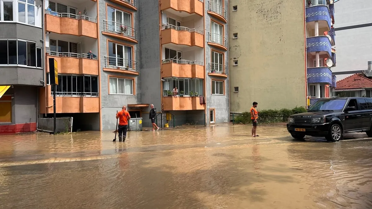 Kastamonu Cide'yi sağanak vurdu: Devrekani Çayı taştı, ev ve iş yerini su bastı-9