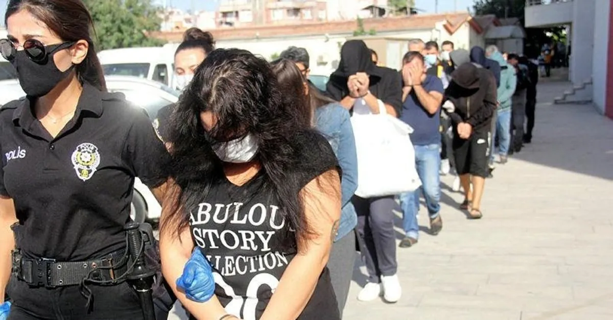 Son Dakika Kendisini Dis Hekimi Olarak Tanitan Su Tesisatcisi Swinger Partisine Katilan Ciftleri Dolandirdi Takvim