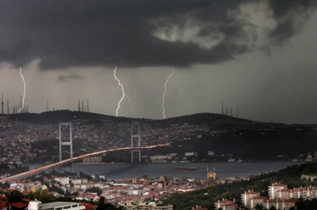 Meteoroloji'den yeni uyarı! İstanbul'da beklenen yağış başladı! 27 Haziran 2018 hava durumu tahminleri