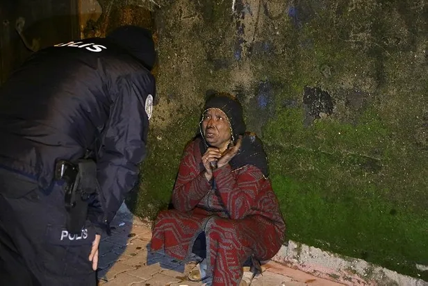 Adana'da evi yanan kadın gözyaşlarına boğuldu-2