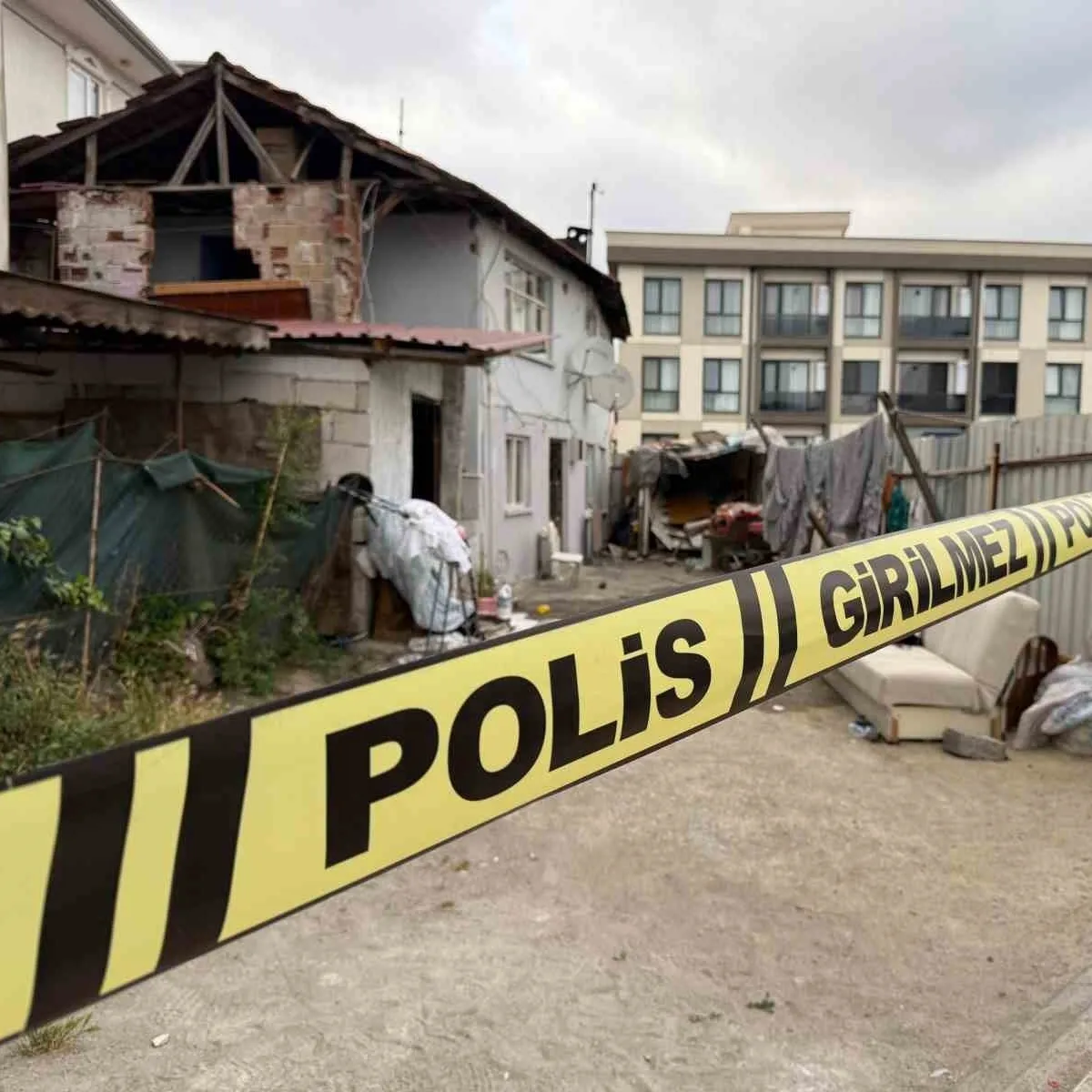 Çocuklarının evinde eski eşini katletti