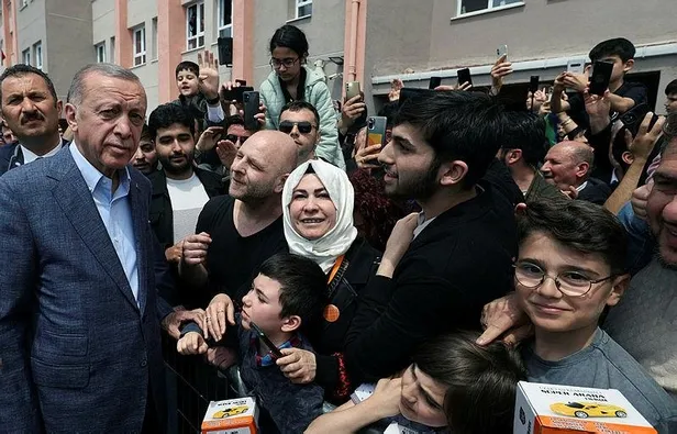 baskan-erdogan-oy-kullandigi-sandiktan-212-oyla-birinci-cikti-1684088472283.jpeg