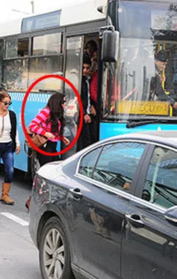 Asena otobüse bindi ayakta kaldı!