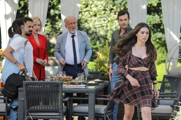 domino-tasi-etkisi-gosterdi-iddiali-dizi-icin-kanal-dden-flas-karar-yarin-aksamdan-itibaren-1633960834956.jpg Domino taşı etkisi gösterdi! İddialı dizi için Kanal D'den flaş karar! Yarın akşamdan itibaren...-5