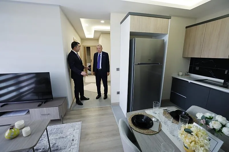 Başkan Recep Tayyip Erdoğan, örnek daireleri ve sosyal tesisleri gezdi. Başkan Erdoğan'a Çevre, Şehircilik ve İklim Değişikliği Bakanı Murat Kurum eşlik etti. (AA)