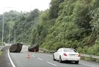 Karadeniz Sahil Yolu’nda kaya tehlikesi... Rize’de sağanak yağış heyelanı tetikledi