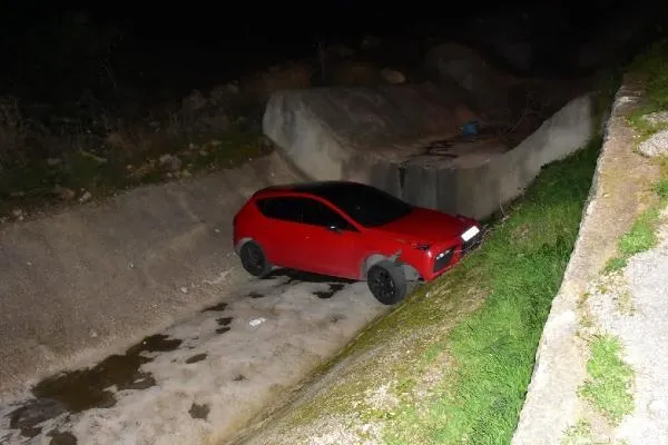 SON DAKİKA: İzmir'de dur ihtarına uymayan 14 yaşındaki sürücü otomobil ile dereye uçtu-2