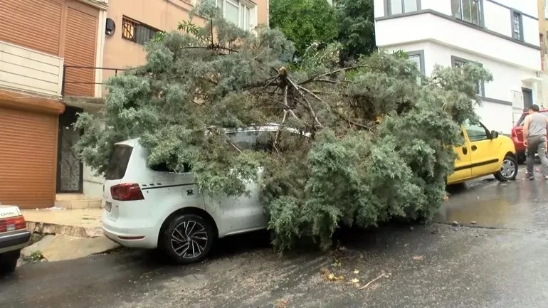 Uyarılara rağmen İstanbul yağmura yine hazırlıksız yakalandı: Yollar nehir hayat felç-6