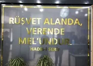 Yalova Belediyesi’nin girişine asıldı: Rüşvet alan da, veren de melundur