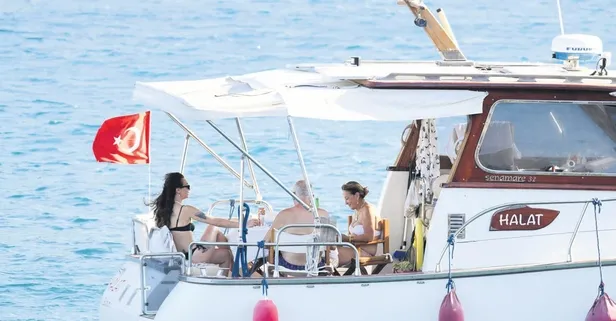 Birce Akalay rotayı baba evine çevirdi! Ailesiyle denize açıldı