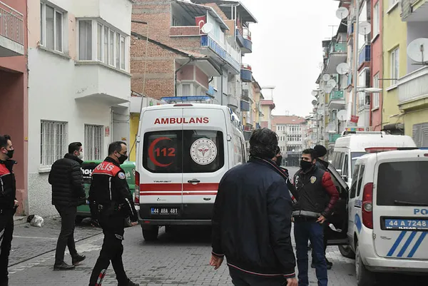 annesini-rehin-alan-genci-polis-ikna-etti-oldur-beni-oldurmezsen-ben-senin-canini-alacagim-oldur-oglum-beni-1607785899052.jpg Annesini bıçakla rehin alan genci polis ikna etti: Öldür beni, öldürmezsen ben senin canını alacağım, öldür oğlum beni-6
