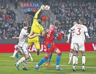 Manchester United geriden gelerek güldü