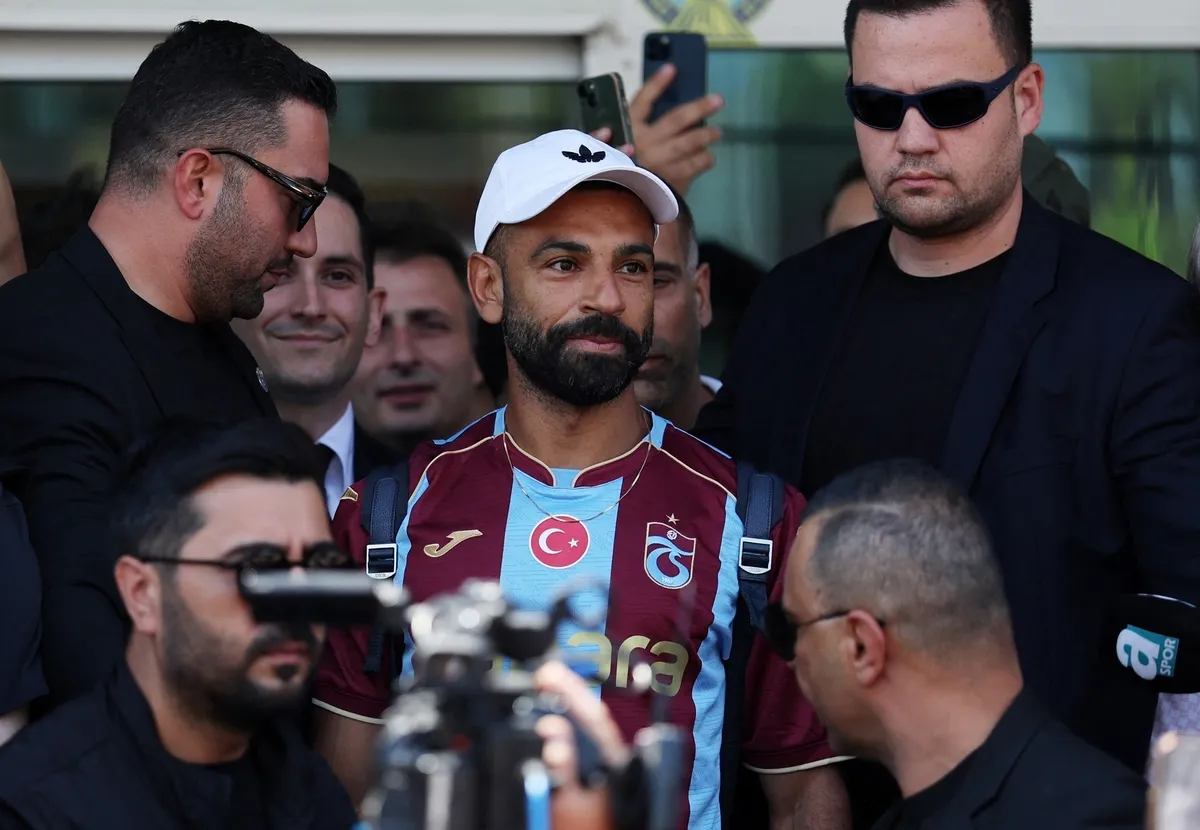 Muhammed Salah resmen Trabzonspor'da! Mısırlı yıldızı Trabzon'da binlerce taraftar karşıladı-7