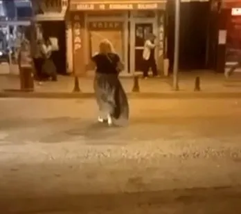 karabukte-kadinlarin-sopali-kavgasi-kamerada-1789811641528.jpeg Karabük'te ortalık karıştı: İki kadın sopayla birbirine saldırdı-2