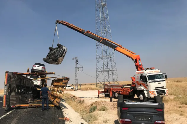 Lüks cip taşıyan TIR devrildi!