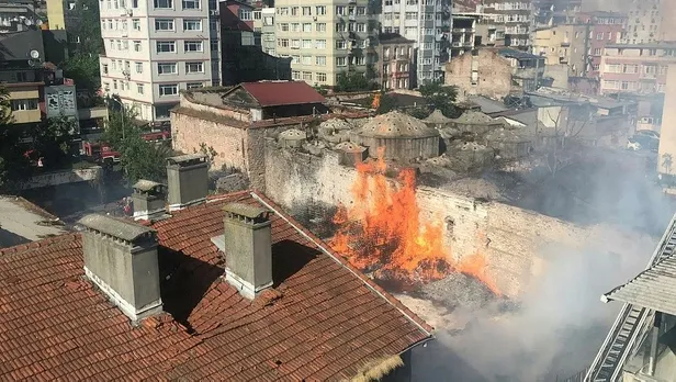 son-dakika-istanbul-fatihte-emniyete-ait-depoda-yangin-1655562380486.jpeg Son dakika: İstanbul Fatih'te emniyete ait depoda yangın-1