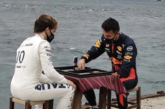 Formula 1 İstanbul GP öncesi ilginç kare! Pierre Gasly ve Alexander Albon tavla oynadı...