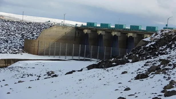 Van'da baraj gölü dondu! Hava sıcaklığı sıfırın altında 20 dereceye kadar düştü-2