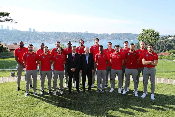 baskan-recep-tayyip-erdogan-thy-euroleague-ve-turkiye-basketbol-ligi-sampiyonu-anadolu-efesi-kabul-etti-1623514699442.jpeg