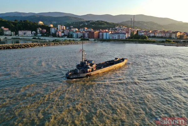 Türk bayraklarıyla karşılandı! İş makinelerini taşıyan Deniz Kuvvetleri Komutanlığı'na bağlı çıkarma gemisi Sinop'ta - 2