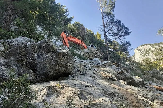 Antalya'da yol yapım çalışması sırasında patlama! 1 çocuk öldü, 1 çocuk yaralandı