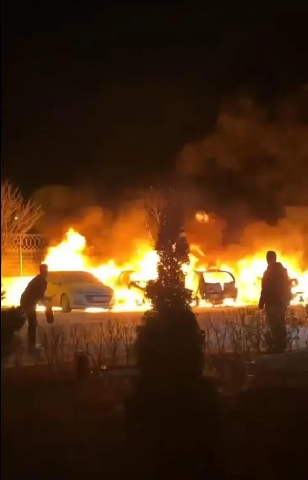 ankarada-yangin-site-bahcesinde-5-arac-hurdaya-dondu-1675083980583.jpeg Ankara'da yangın! Site bahçesindeki 5 araç alev alev yandı-1