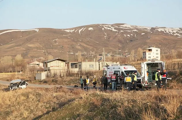 Son dakika: Bitlis'te düzensiz göçmenlerin bulunduğu minibüs takla attı: 4 ölü, 25 yaralı