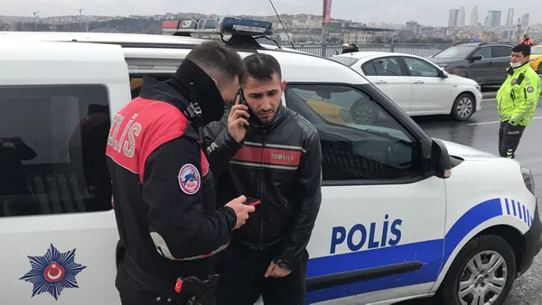 unkapani-koprusunde-dehset-anlari-15-metre-yolda-suruklenen-motosiklet-alev-alev-yandi-1645857876306.jpg Unkapanı Köprüsü'nde dehşet anları! 15 metre yolda sürüklenen motosiklet alev alev yandı-7