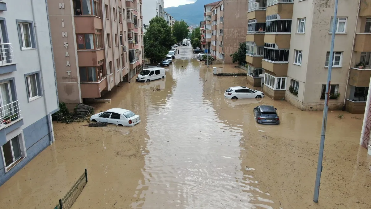 Kastamonu Cide'yi sağanak vurdu: Devrekani Çayı taştı, ev ve iş yerini su bastı-3
