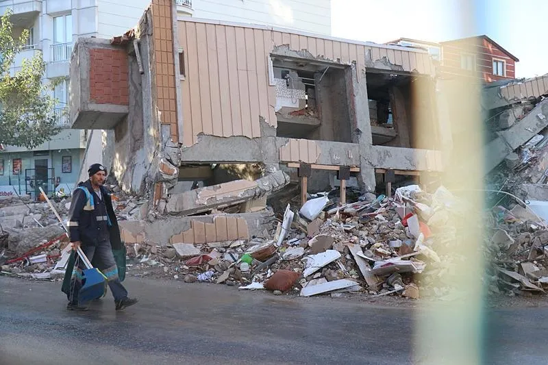 Yıkılan bina sabah saatlerinde görüntülendi. (İHA)