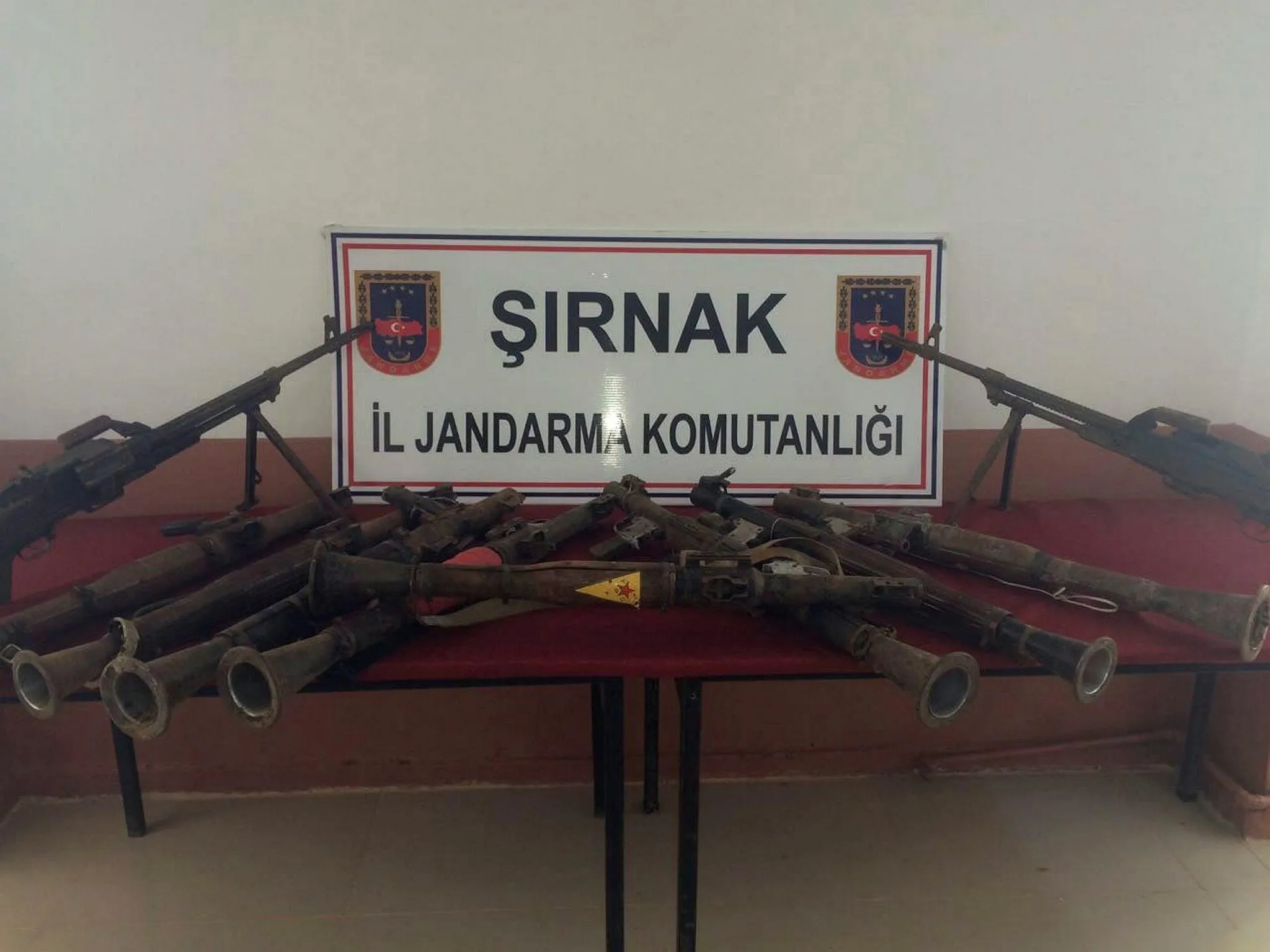 YPG amblemli 8 adet roketatar ele geçirildi-1