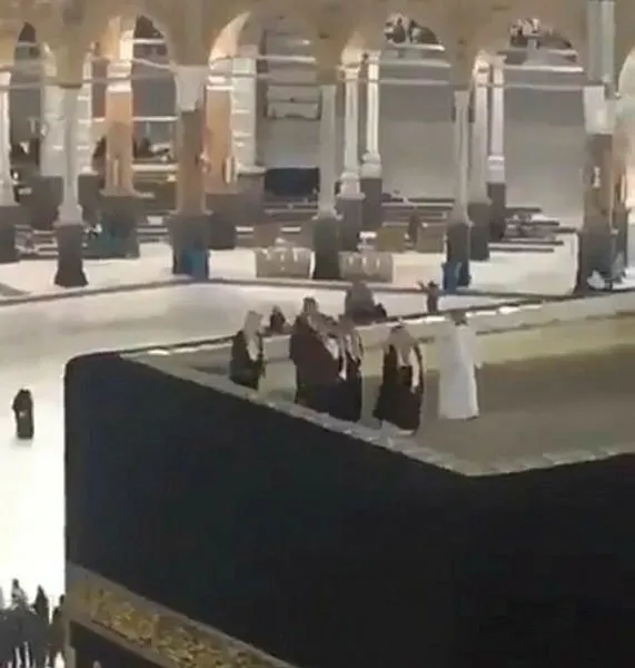 Kabe’nin üzerine çıkan Veliaht Prens Selman’a büyük tepki!-1