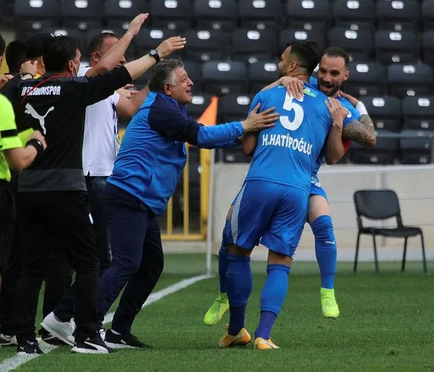 gaziantep-erzurumspor-macinin-ardindan-yilmaz-vural-gozyaslarini-boguldu-1619364562762.jpeg Gaziantep - Erzurumspor maçının ardından Yılmaz Vural gözyaşlarını boğuldu!-2