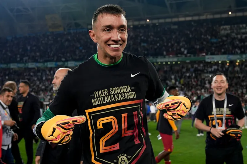fernando-muslera-galatasaraydan-ayrilacak-mi-futbolu-birakacagi-kulubu-acikladi-1717964425432.jpg Fernando Muslera Galatasaray'dan ayrılacak mı? Futbolu bırakacağı kulübü açıkladı-2