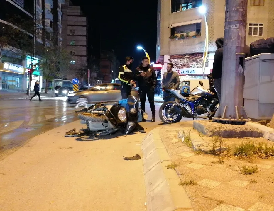 İki motosikletli çarpıştı!