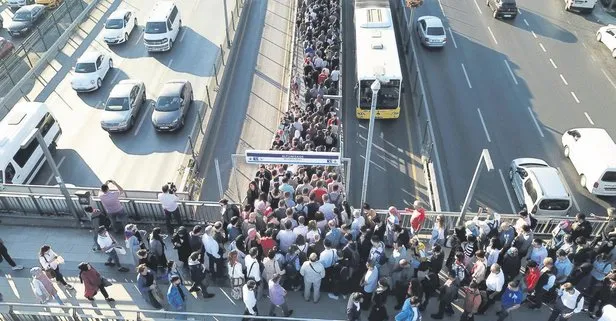 Altunizade metrobüs durağında yaşanan yoğunluk vatandaşı çileden çıkardı!