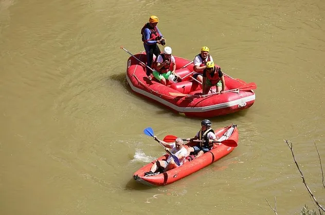Binali Yıldırım, memleketi Erzincan'da rafting yaptı, nehirde yüzdü