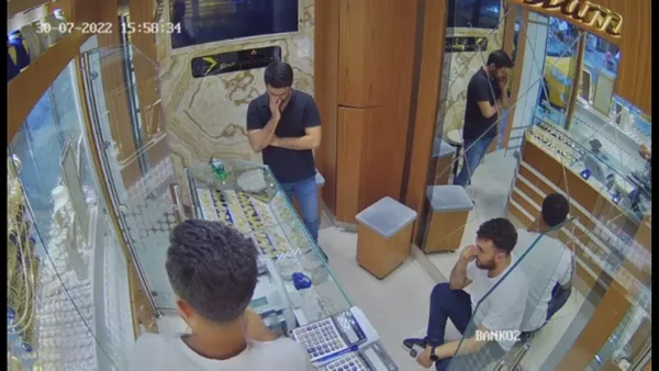 elazigda-dili-bogazina-kacan-kisiyi-kuyumcu-kurtardi-1659353821446.jpg Elazığ'da dili boğazına kaçan kişiyi kuyumcu kurtardı-6