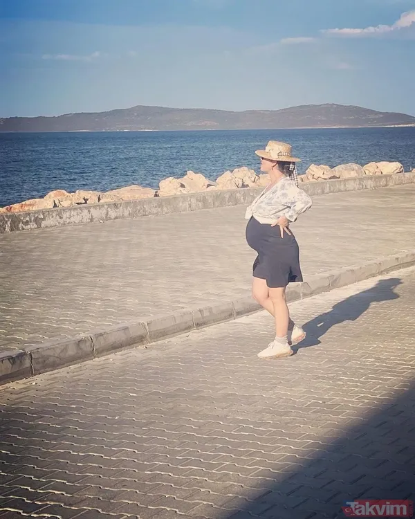 7,5 aylık hamile olan Demet Evgar’ın son haline bakın! Karnı burnunda deniz kenarından paylaştı! Gören bir daha baktı ortalık sallandı - 9