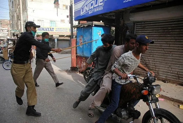 pakistanda-polis-sokaga-cikma-yasagi-uymayanlari-sopayla-dovdu-1586793110263.jpeg Pakistan'da polis sokağa çıkma yasağına uymayanları sopayla dövdü-1