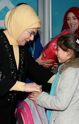 Emine Erdoğan, Maarif Okulu'nu ziyaret etti