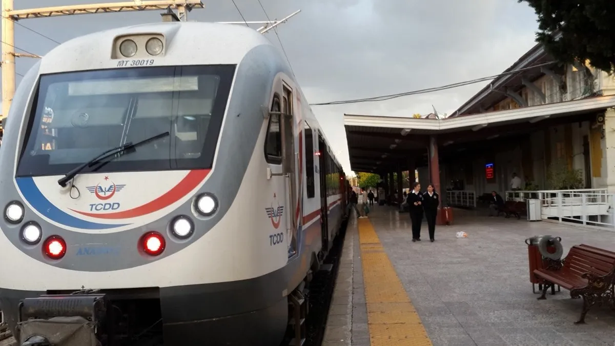 ucretsiz-tren-biletinde-kimlik-donemi-basliyor-1792139895904.jpg Ücretsiz tren biletinde dijital doğrulama dönemi başlıyor! Yolculukta tek belge yeterli olacak-7